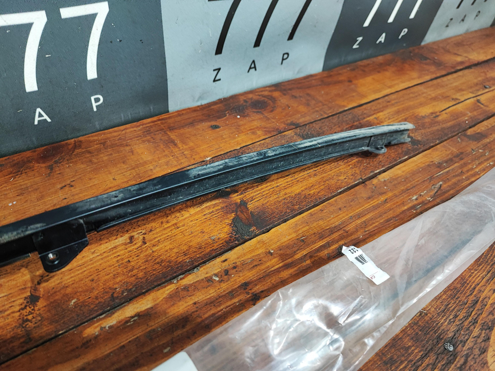 Направляющая стекла задней двери Land Cruiser 200 Новое Оригинал 6740760060