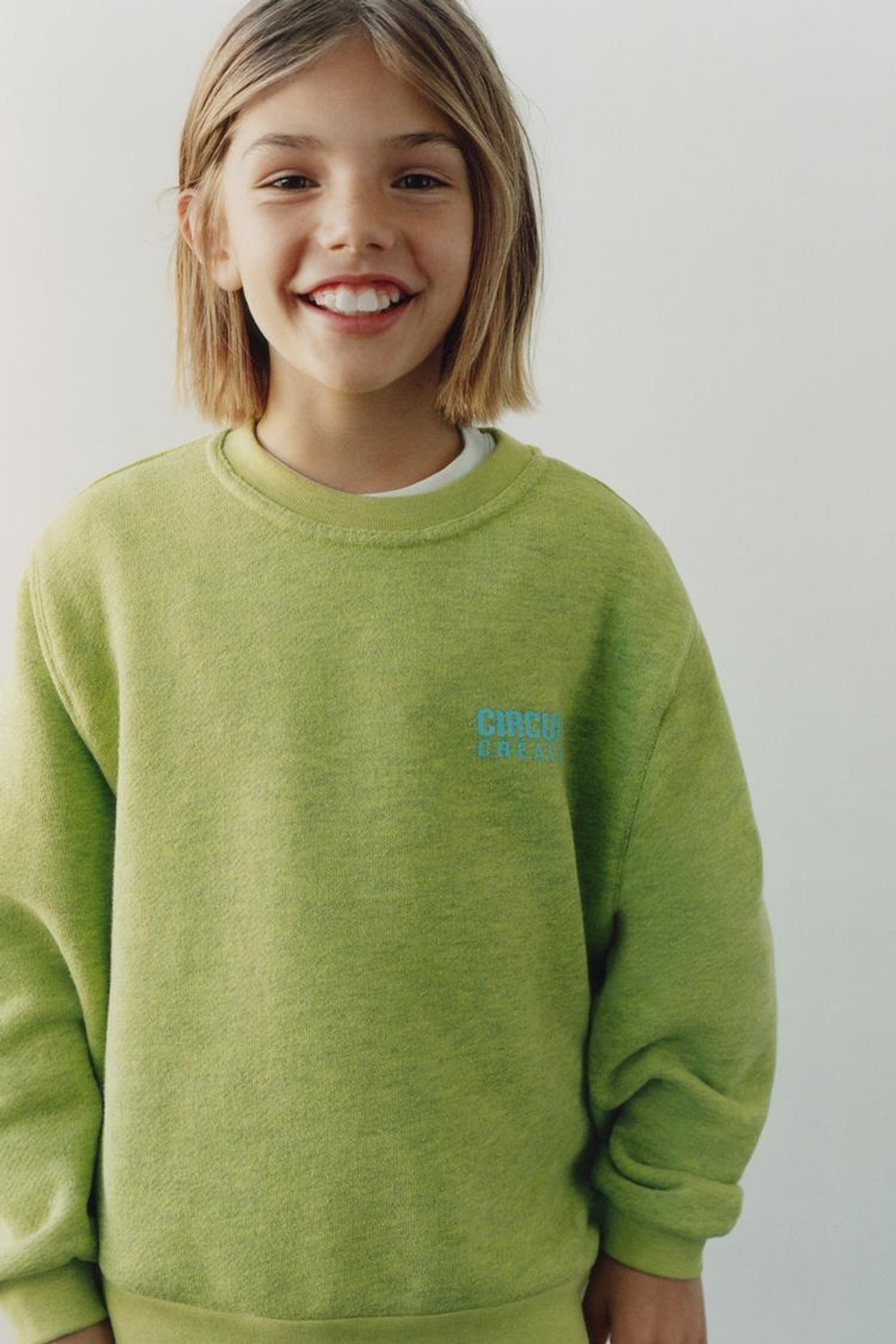 ZARA ТОЛСТОВКА С ЭФФЕКТОМ ПОТЕРТОСТИ И НАДПИСЬЮ, ЗЕЛЕНЫЙ