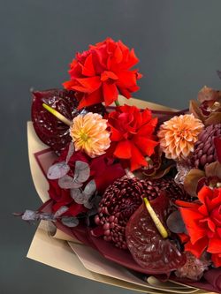 Букет осенний в бордовых тонах для мамы