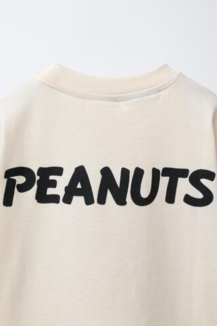 ZARA ФУТБОЛКА С НАШИВКОЙ SNOOPY PEANUTS™, ЭКРЮ