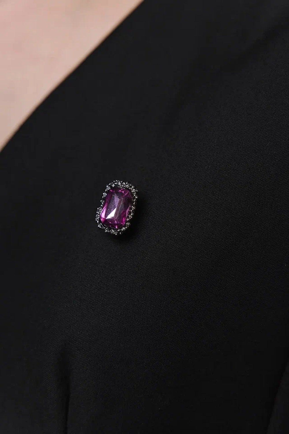 Брошь мини фуксийный овальный кристалл в графитовой окантовке