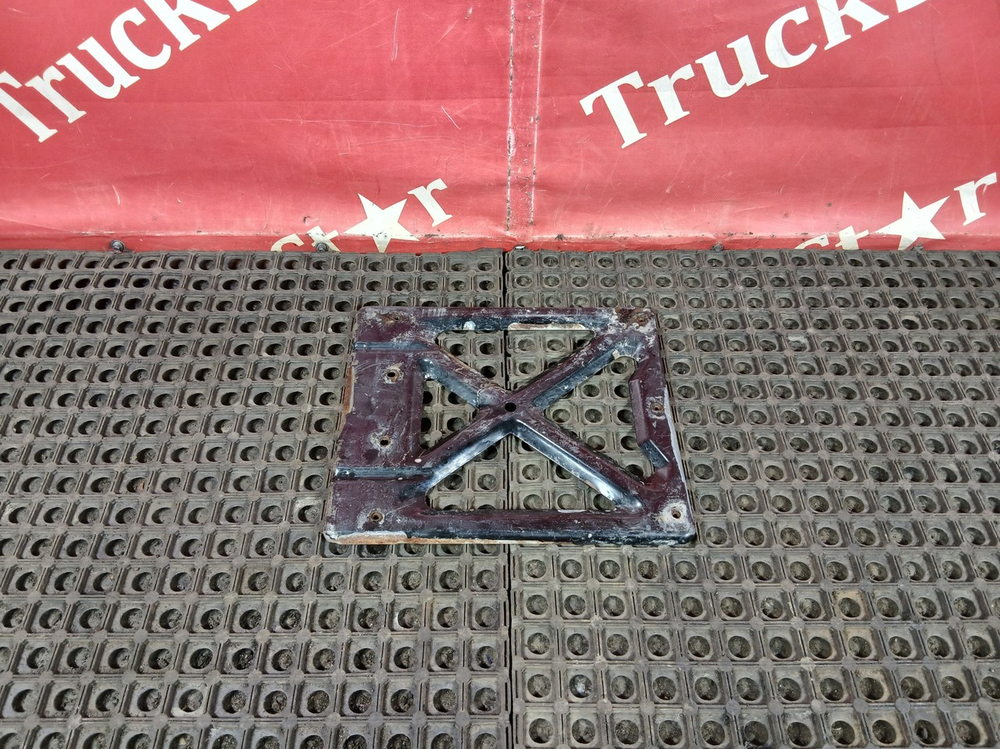 Кронштейн крыла переднего