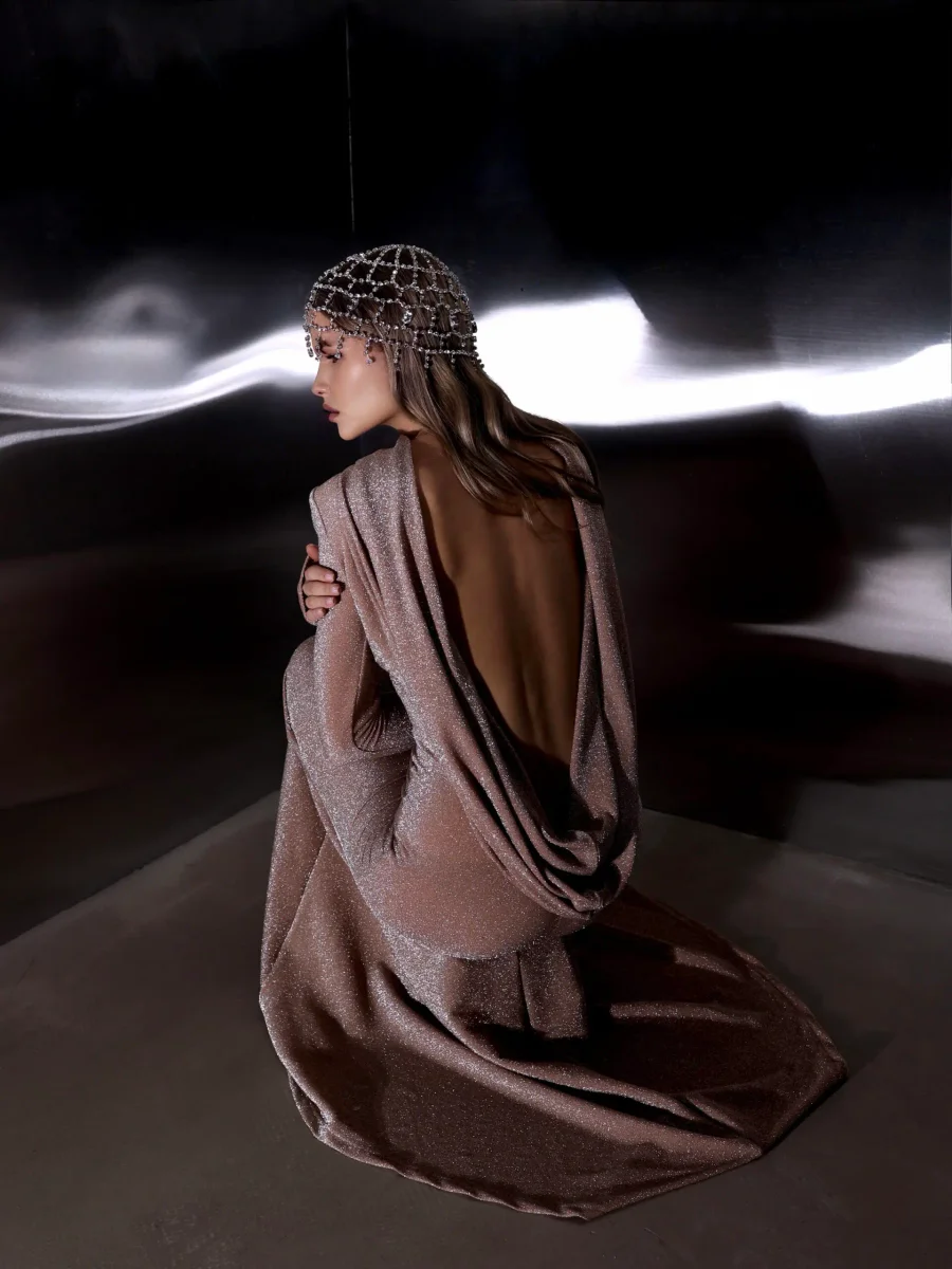 Платье с открытой спиной и шлейфом, Бежевый