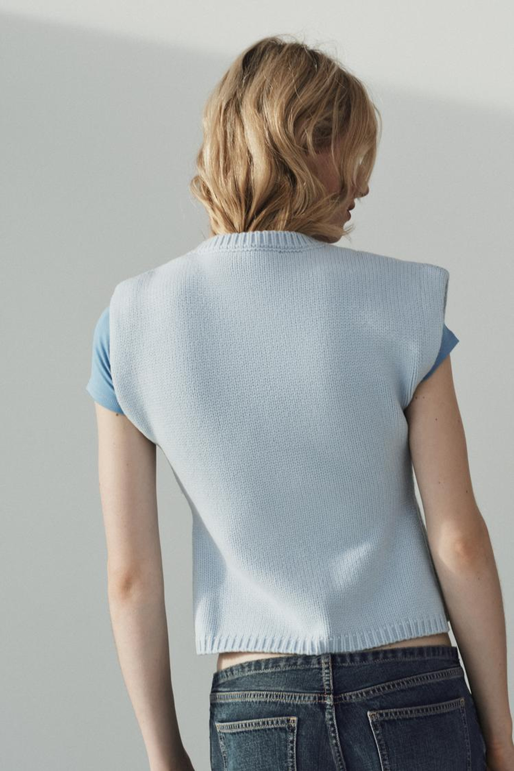 ZARA ТРИКОТАЖНЫЙ ЖИЛЕТ С АКЦЕНТНЫМИ ПЛЕЧАМИ, СИНИЙ