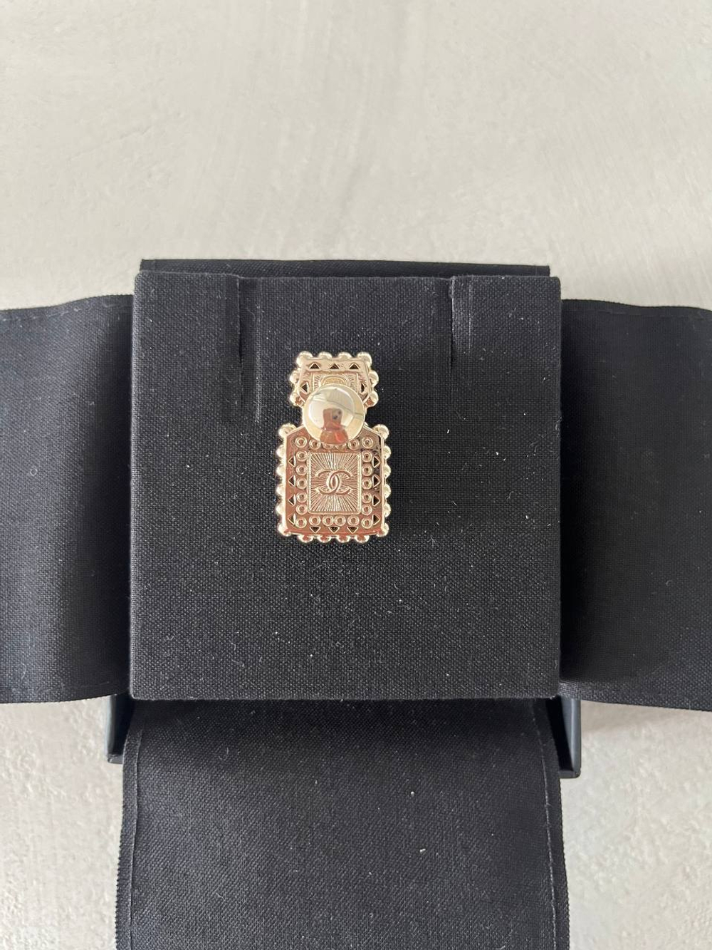 Брошь Chanel Perfume Bottle CC Logo Brooch Crystal