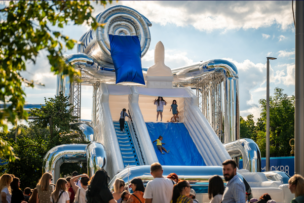 Батут-горка от «БатутМастера» стал ярким арт-объектом и развлечением форума-фестиваля «Москва 2030»