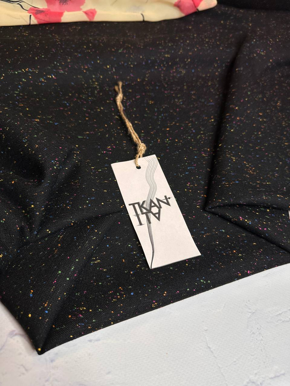 Костюмно-плательная однотонная шерсть с цветными мушками (B.Veneta, 100%шерсть, Черный густой фон/мелкие разноцветные мушки, 152, 224 гр/м2)