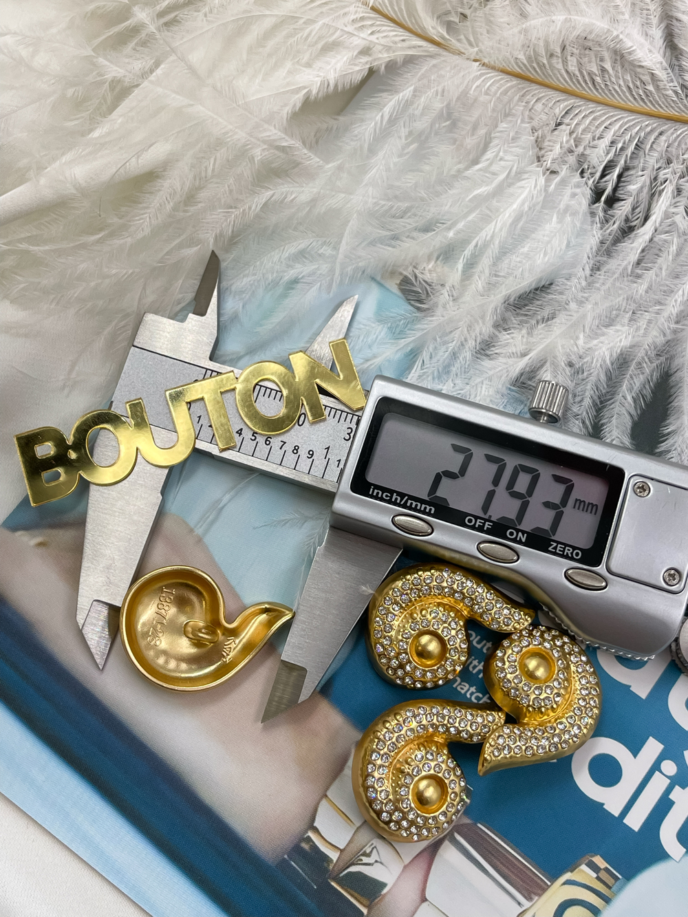 Пуговицы Скиап. в форме ракушки со стразами