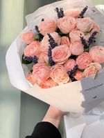 Авторский букет из кустовой пионовидной розы Бомбастик и лаванды