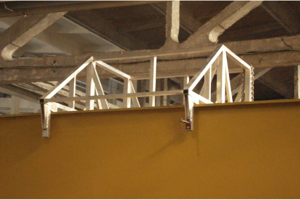 Площадка, навешиваемая на кран-балку с прижимным механизмом MEGAL ПНА-1 (балка 45М)