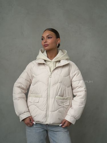 Бежевый пуховик с трикотажной манишкой