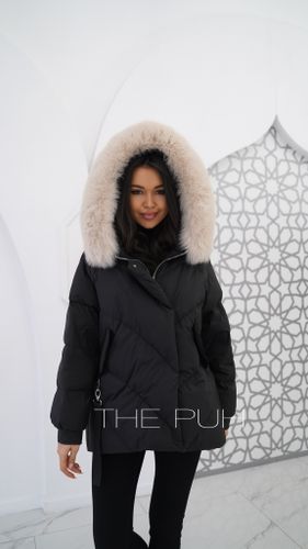 Короткий черный пуховик с контрастным меховым капюшоном