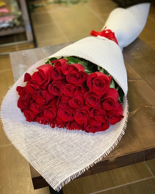 Букет из 25 красных роз сорта «Freedom» (80 см)
