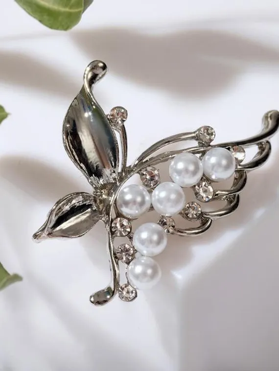Брошь "Бабочка" с жемчужным крылом, цвет белый в серебре