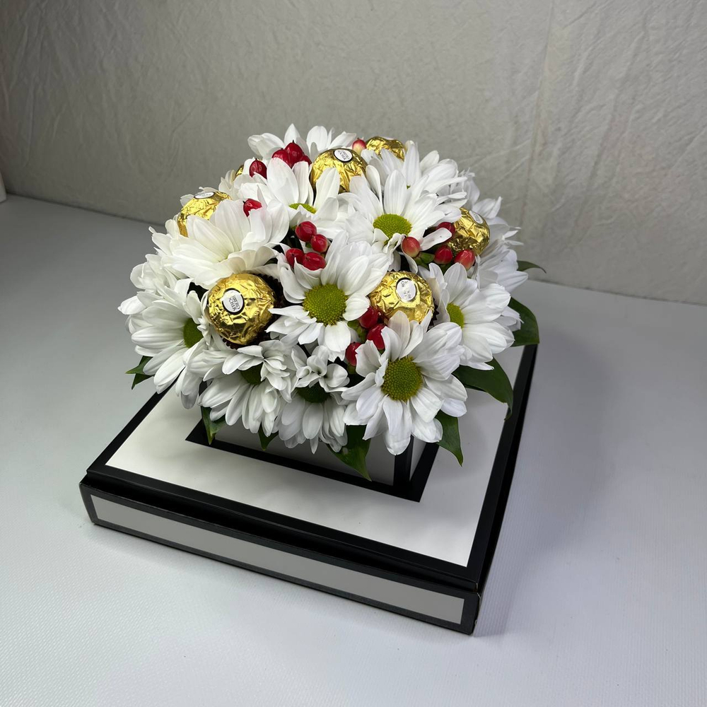 Сладкий букет в подарочной коробке из хризантемы с конфетами Rocher "Счастье"