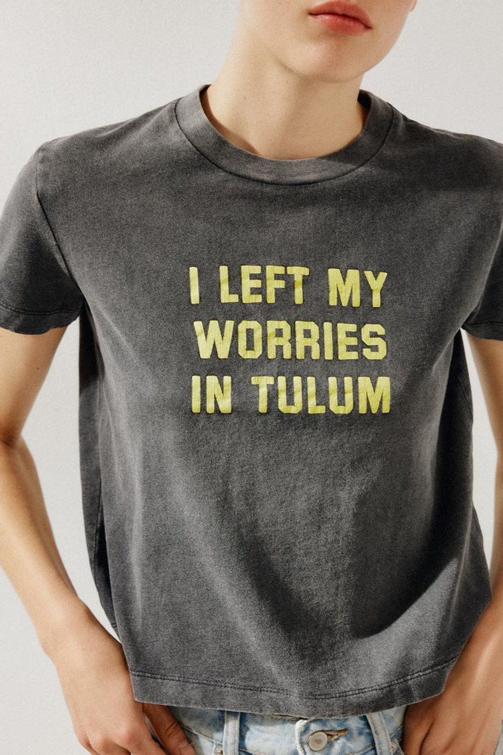 ZARA ФУТБОЛКА ИЗ ТКАНИ С ЭФФЕКТОМ ПОТЕРТОСТИ С НАДПИСЬЮ, АНТРАЦИТОВО-СЕРЫЙ