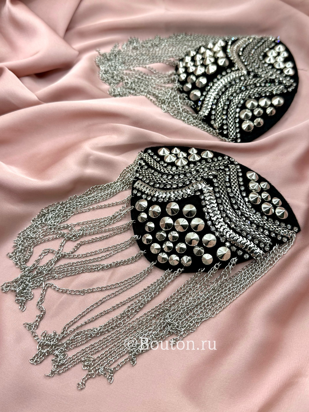 Эполет-брошь (съемный наплечник декоративный) черный со стразами и шипами  20х12 см