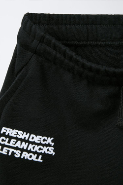 ZARA ШОРТЫ-БЕРМУДЫ С ПРИНТОМ В СТИЛЕ ГРАФФИТИ, ЧЕРНЫЙ