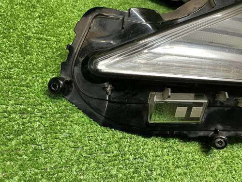 Стекло и корпус фары Toyota Camry xv70 (2017-2021)