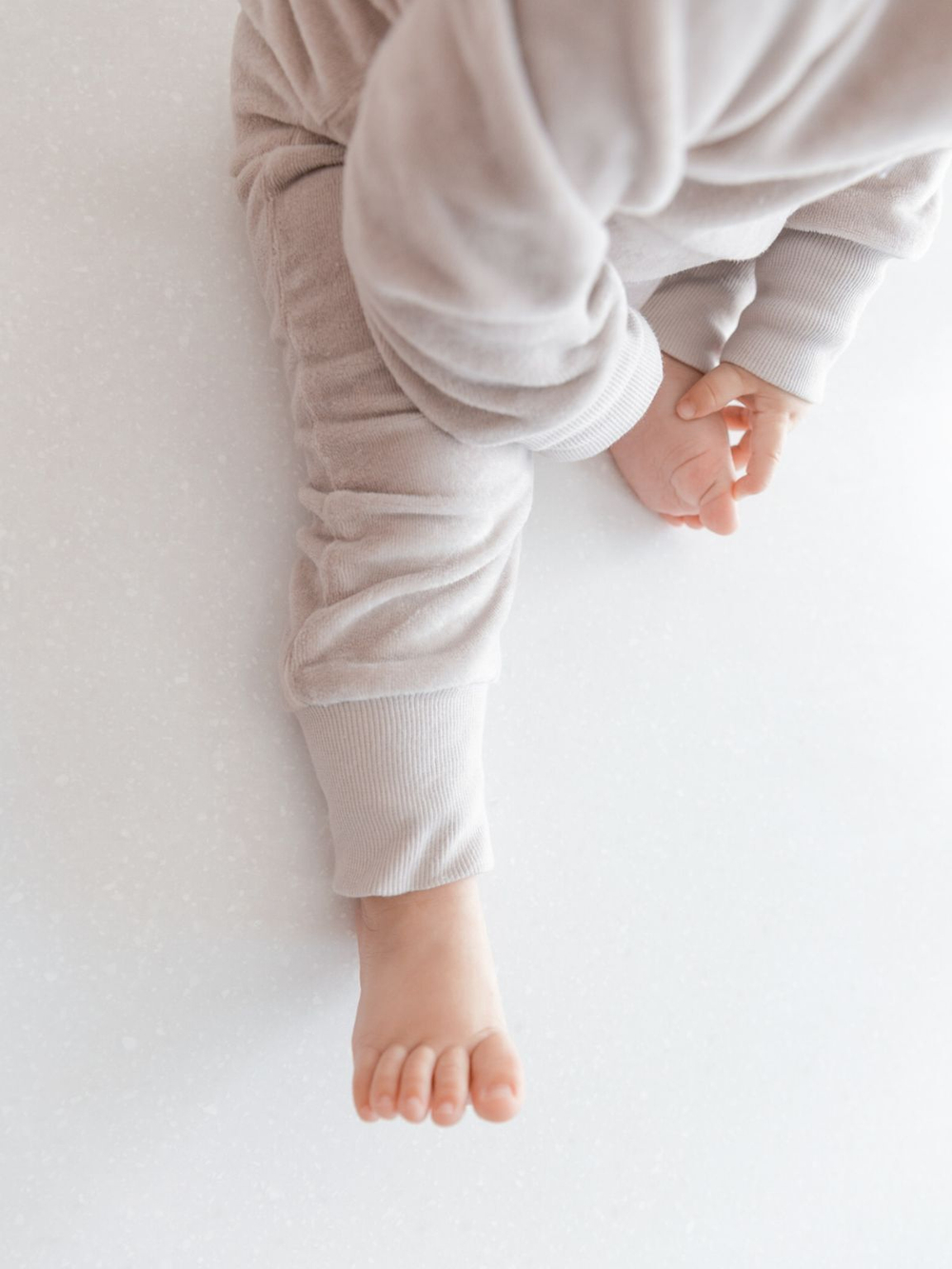 Велюровый комбинезон Mjölk White Sand, на манжетах