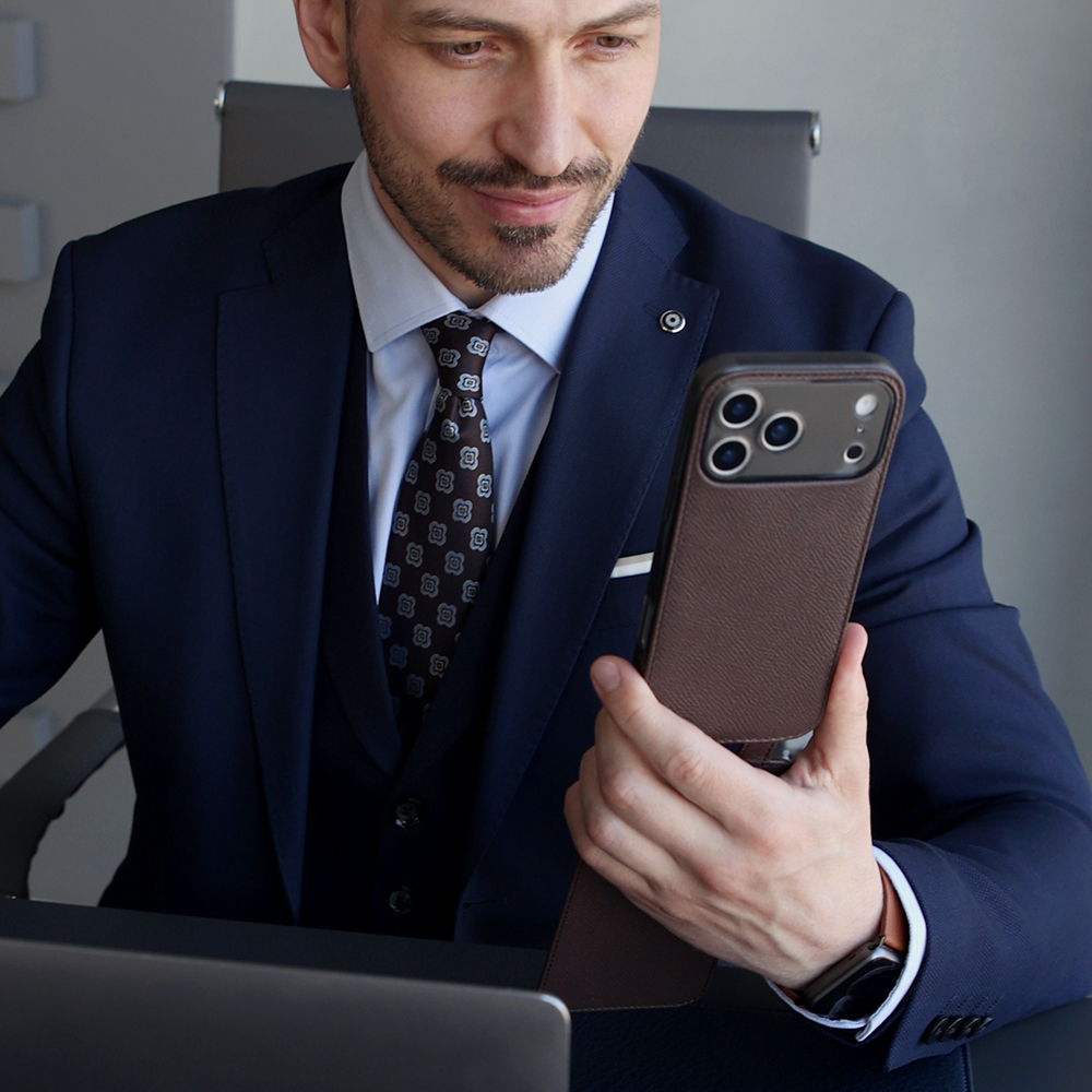 Чехол iPhone 17 Pro натуральная кожа сафьяно, коричневого цвета