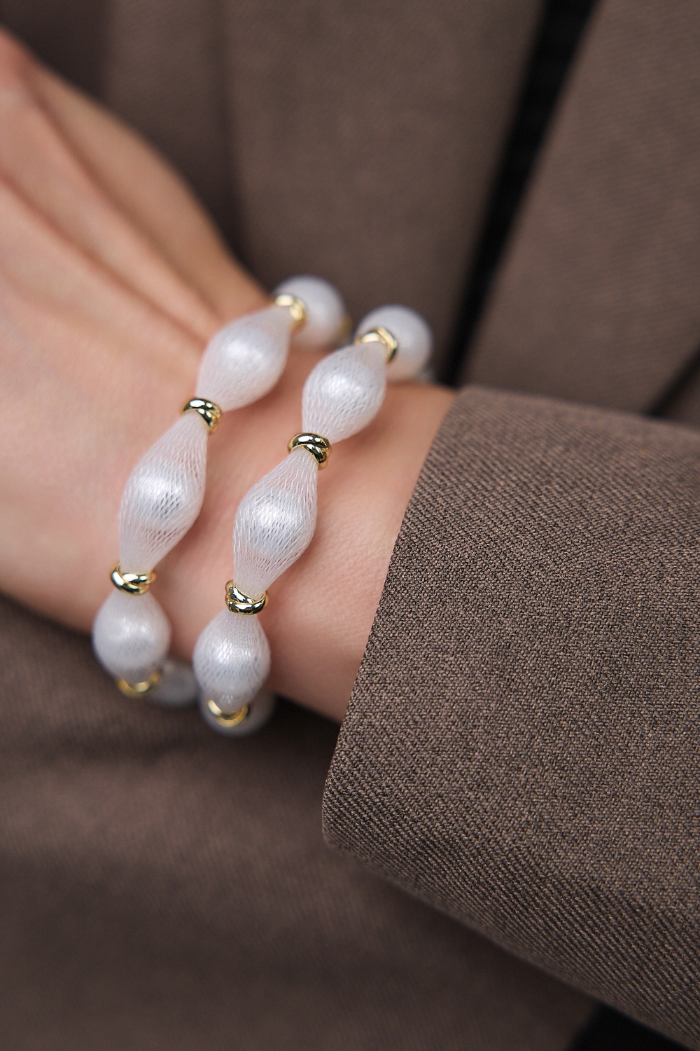 Браслет "Вуаль" белый жемчуг в белой сетке, оттенок золото