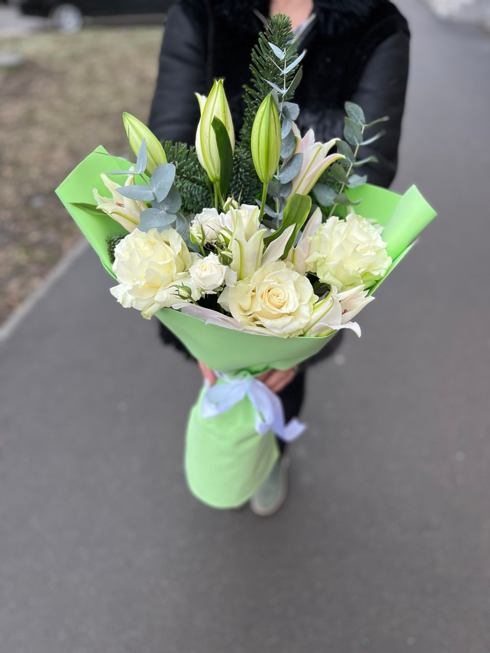 букет "Лилия и хвоя"