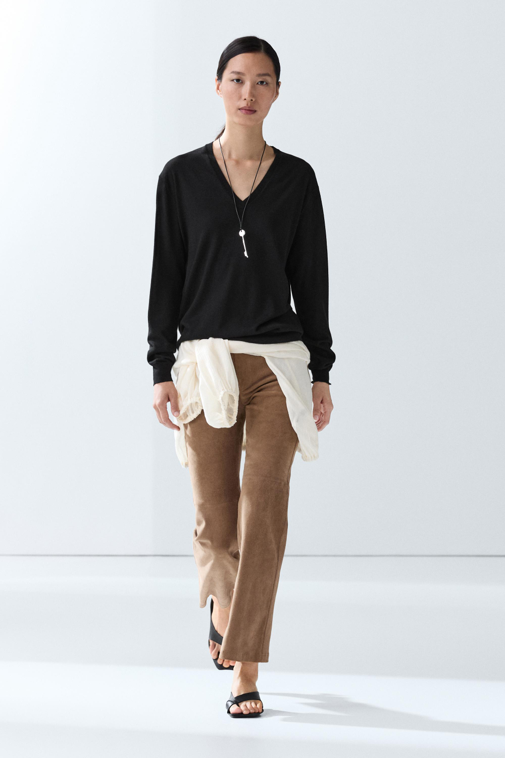 Massimo Dutti Джемпер из шерсти с V-образным вырезом, черный