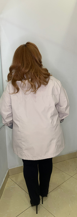 Бежевая куртка-ветровка с полосатой отделкой