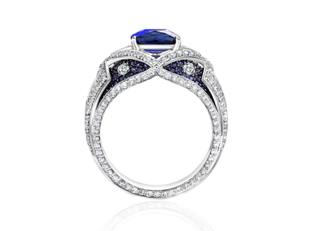 Кольцо с сапфиром Royal blue огранки "Кушон" с обсыпкой из бриллиантов и сапфиров