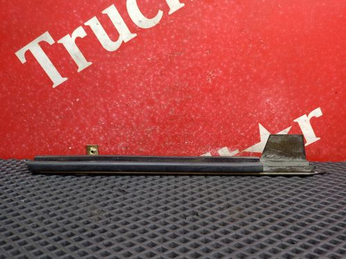 Направляющая стекла двери левой