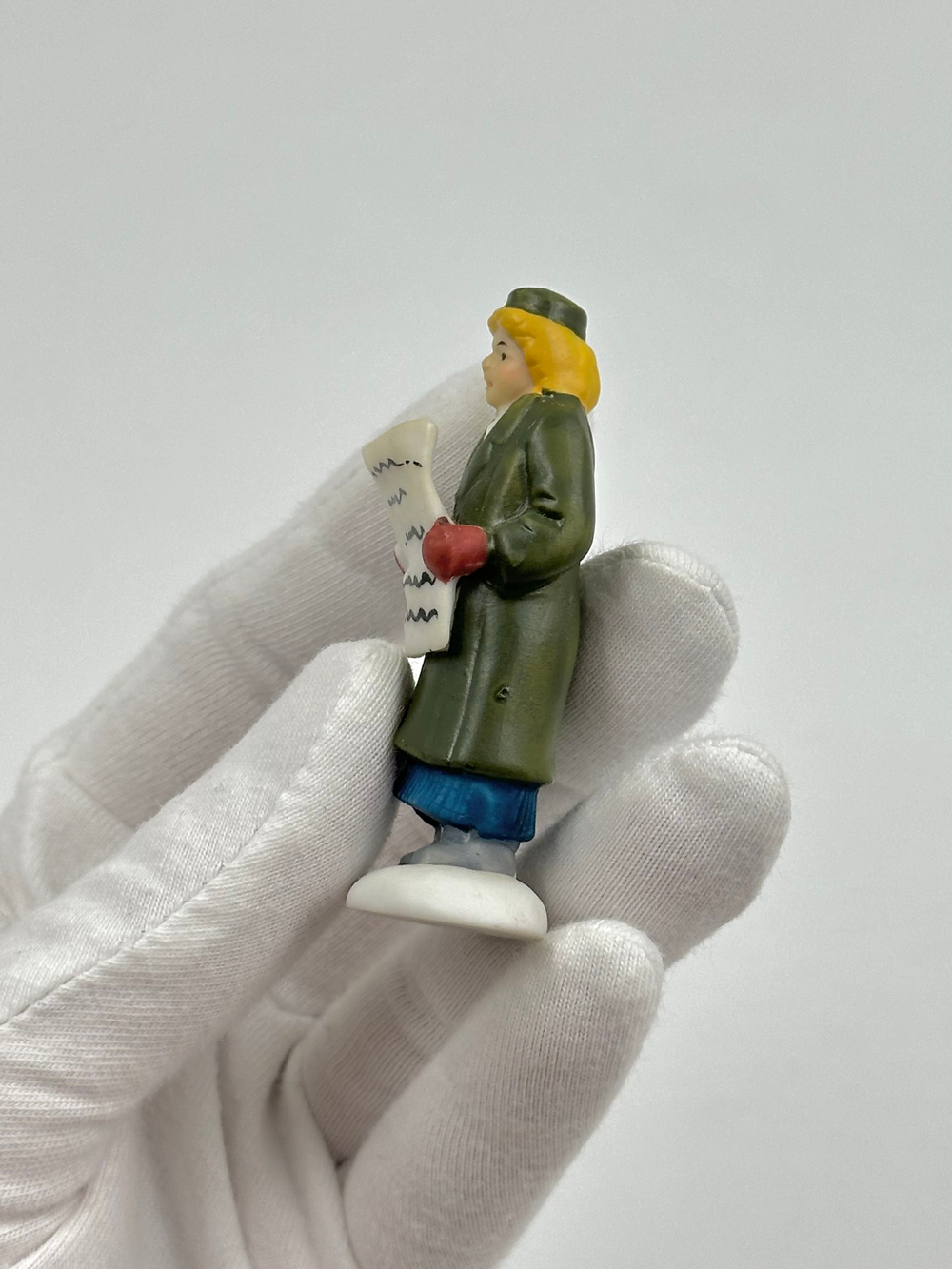 Фигурка Женщина с газетой Department 56