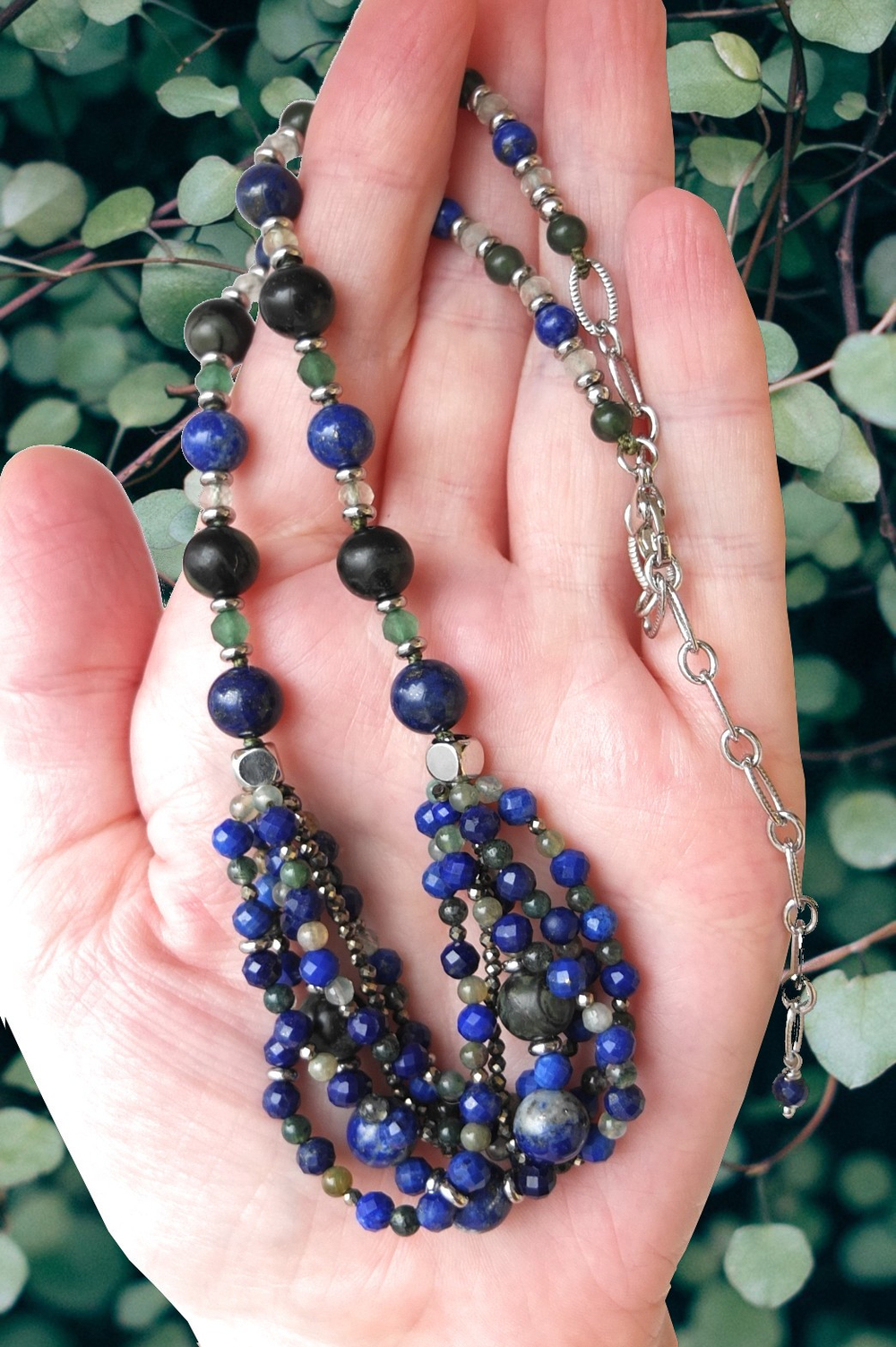 Украшение на шею с лазуритом и зеленой яшмой на ладони