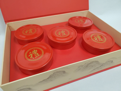 269081 Набор подарочный КРУГИ "Подарок" сумка, коробка, 5 банок 7*10см, карт/ жесть красн.