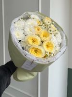 Букет сборный из кустовых пионовидных роз, ромашки и хризантемы