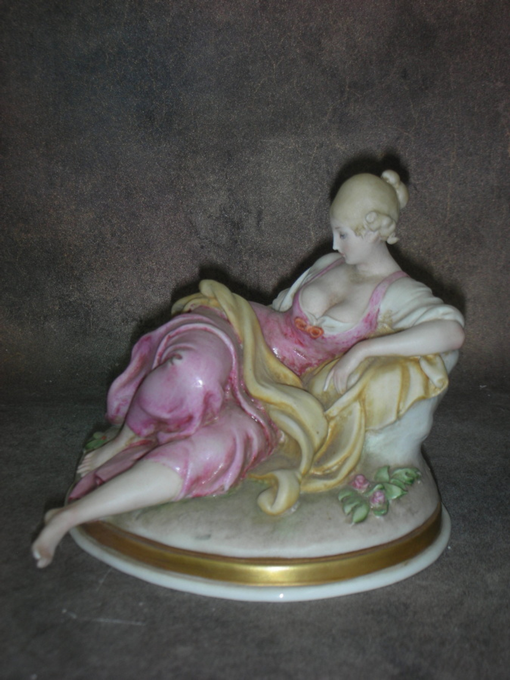 Статуэтка. Фарфор. В объятиях мечты. Capodimonte. Италия