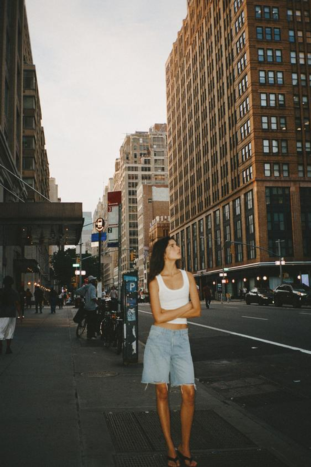 ZARА ДЖИНСОВЫЕ БЕРМУДЫ TRF СО СРЕДНЕЙ ПОСАДКОЙ И ДЫРАМИ, ГОЛУБОЙ