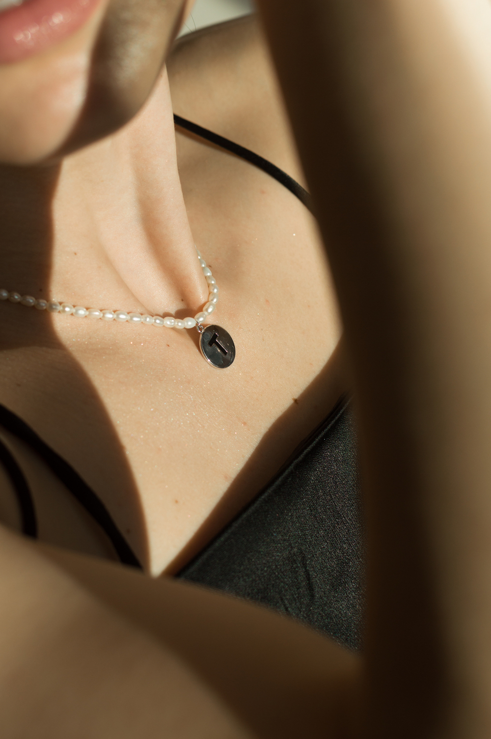 Колье с буквой