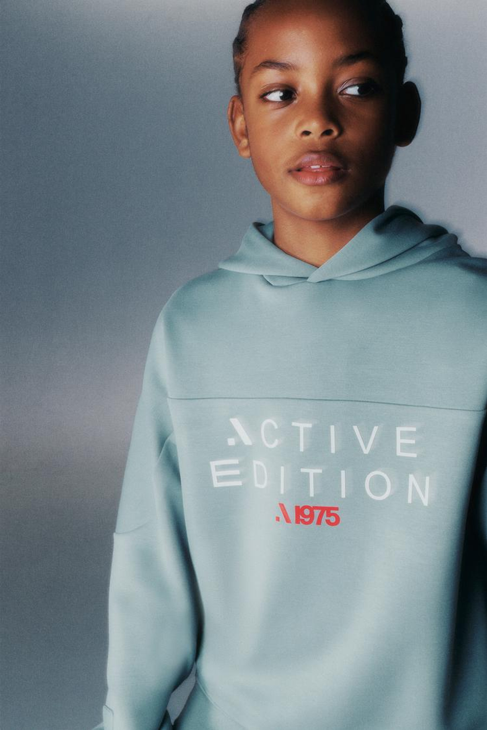 ZARA СПОРТИВНОЕ ХУДИ С КАПЮШОНОМ, СЕРО-СИНИЙ