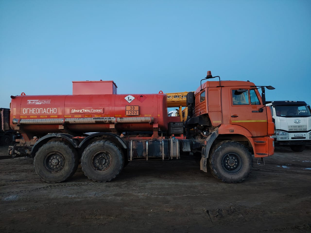 УралСпецТранс 5453* на шасси КамАЗ 43118 6x6 Автотопливозаправщик 5453Z1-100 (Дизельный, 11,8 л, 301