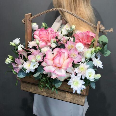 Цветы в ящике "Парадис" (Альстромерия, Хризантема кустовая, Эустома, Роза)