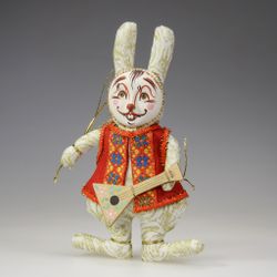 Ёлочная игрушка Кролик с музыкальным инструментом