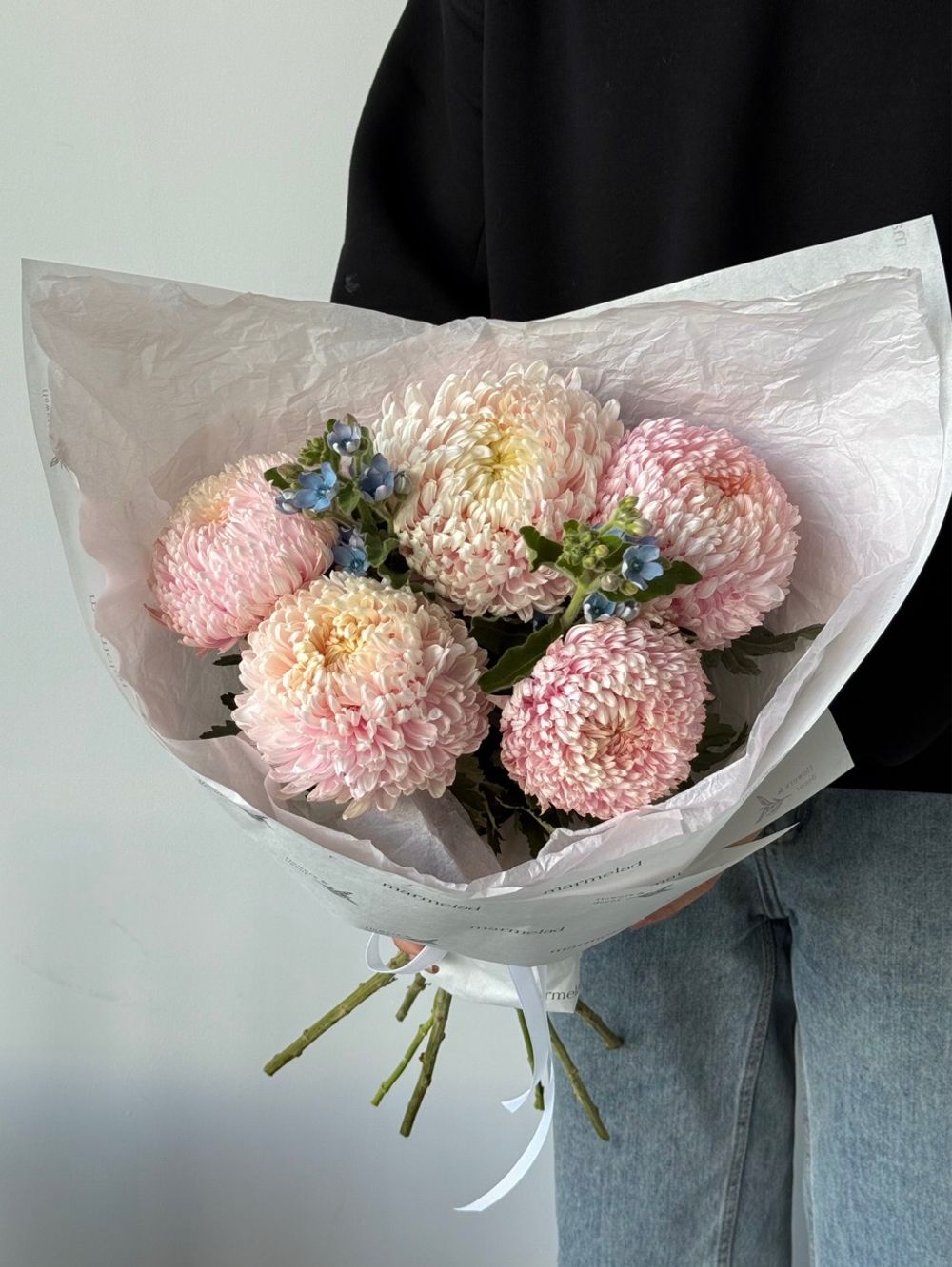 Букет из оксипеталума и хризантемы в светло розовом оттенке