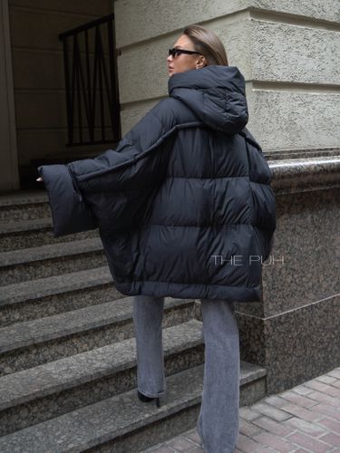 Объемный черный пуховик-накидка