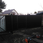 Ворота откатные с зашивкой металлоштакетником на винтовых сваях 4/2