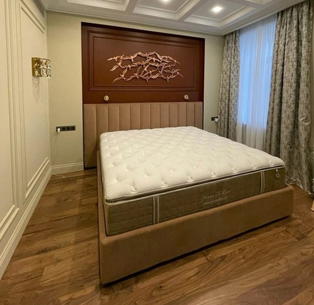 Кровать с широким изголовьем