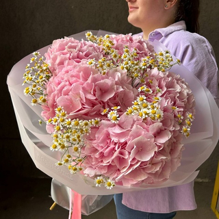 WOW-букет с розовой гортензией и ромашкой в стильной упаковке/ Цветы/ букет от RoseMarkt