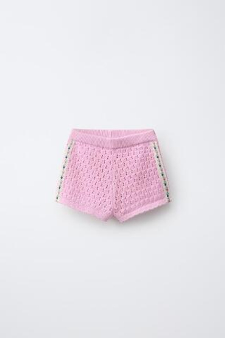 ZARA ТРИКОТАЖНЫЕ ШОРТЫ С ВЫШИТЫМИ ЦВЕТАМИ, РОЗОВЫЙ
