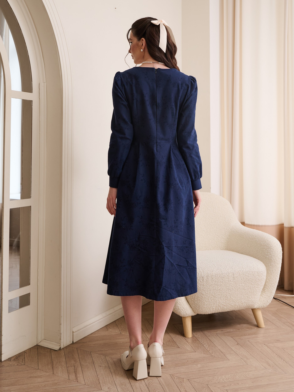 Платье с квадратным вырезом