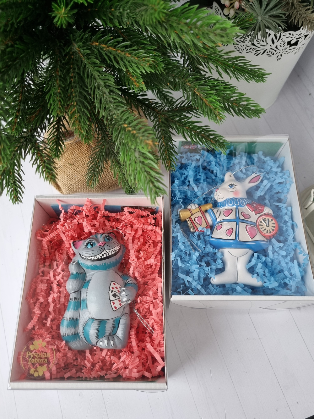 Кролик из Алисы ёлочная игрушка из фарфора